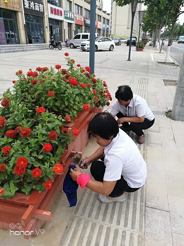 为福物业职工积极参加喜迎国庆、十九大志愿者街道清洗活动