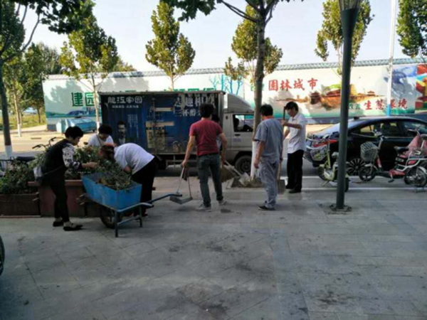 为福物业职工积极参加喜迎国庆、十九大志愿者街道清洗活动