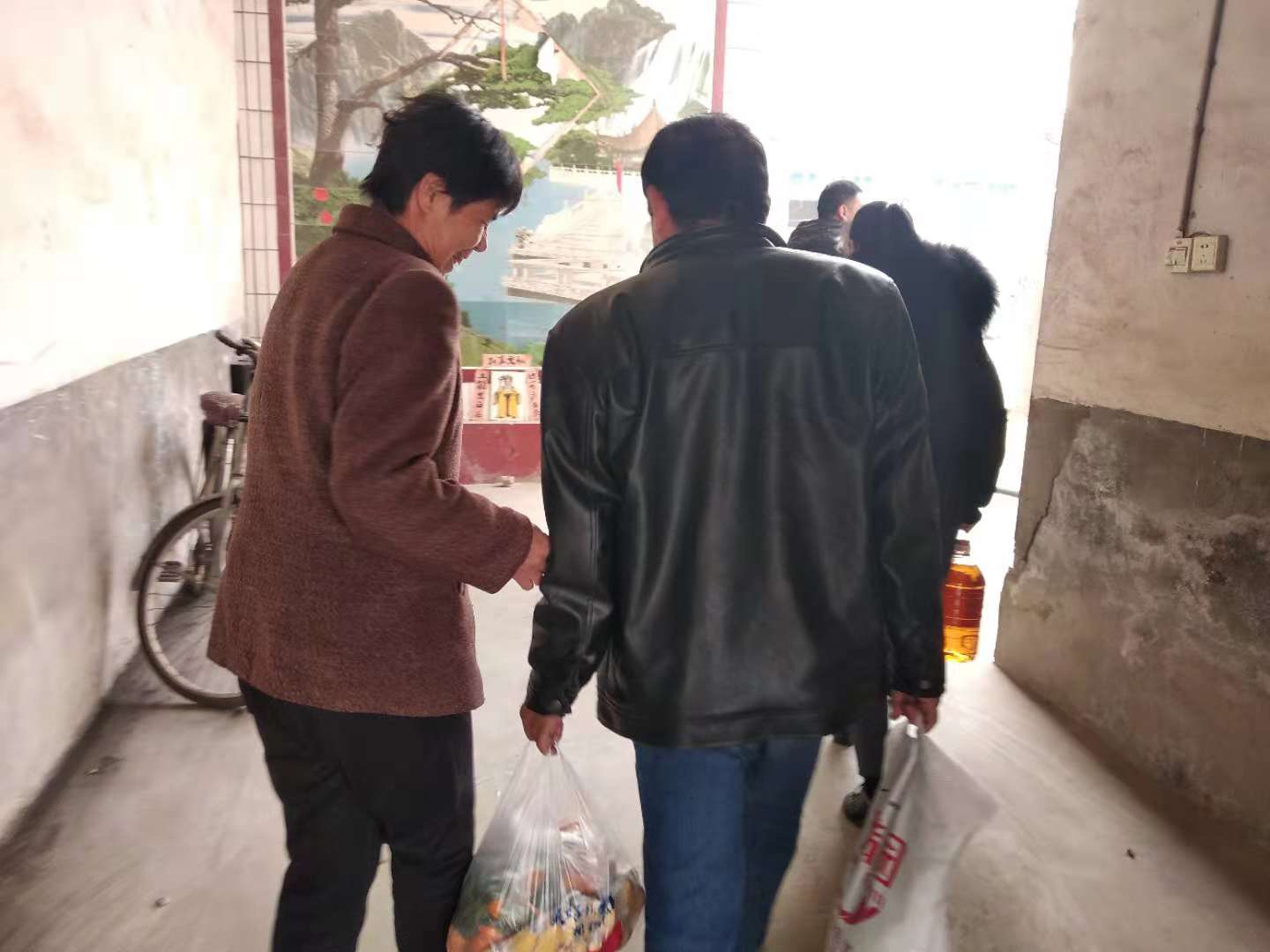 慰问重病业主，社区情暖人心