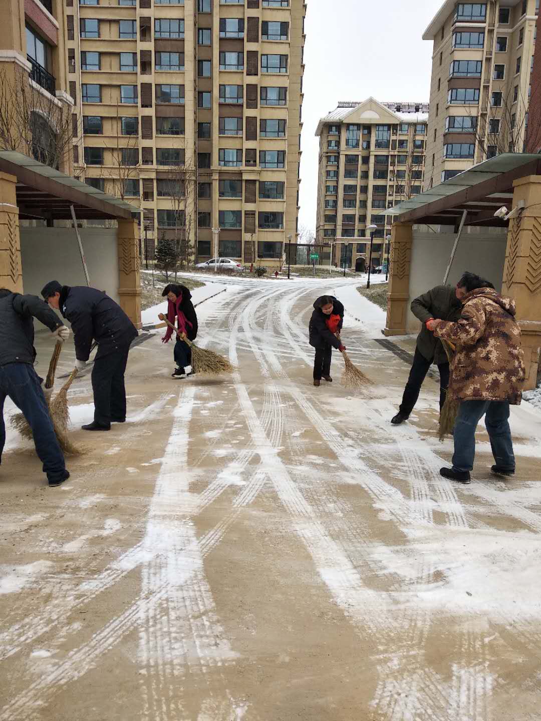 不畏严寒扫雪开路暖人心