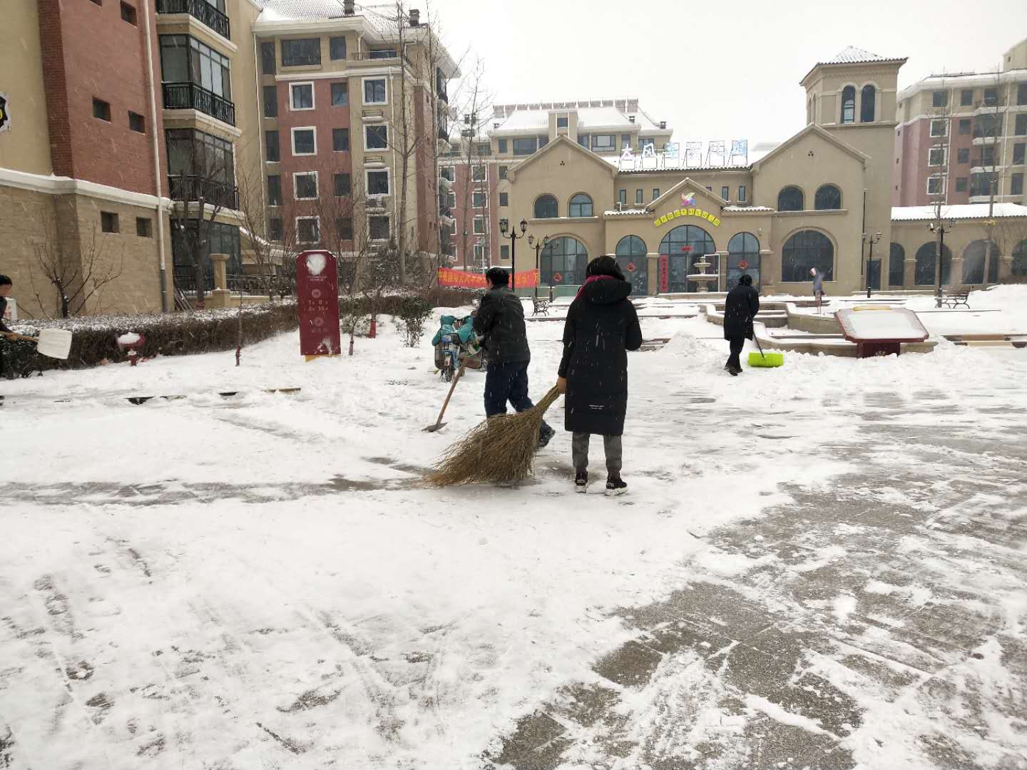 最美不过下雪天/为福物业提醒各业主注意出行安全