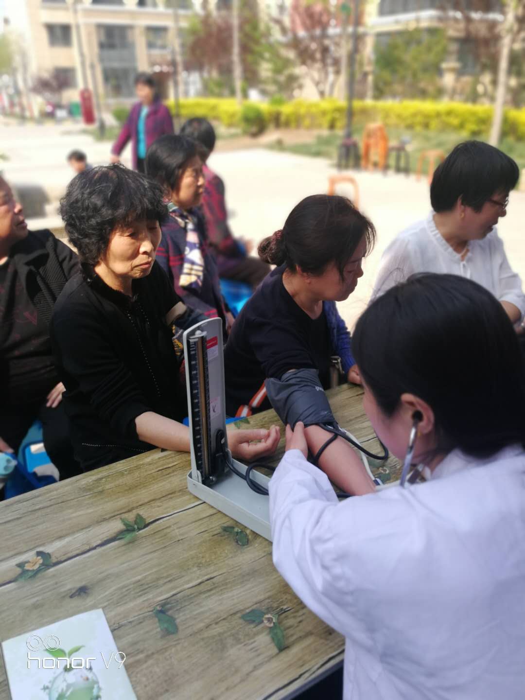 关爱业主家人  义诊服务暖人心