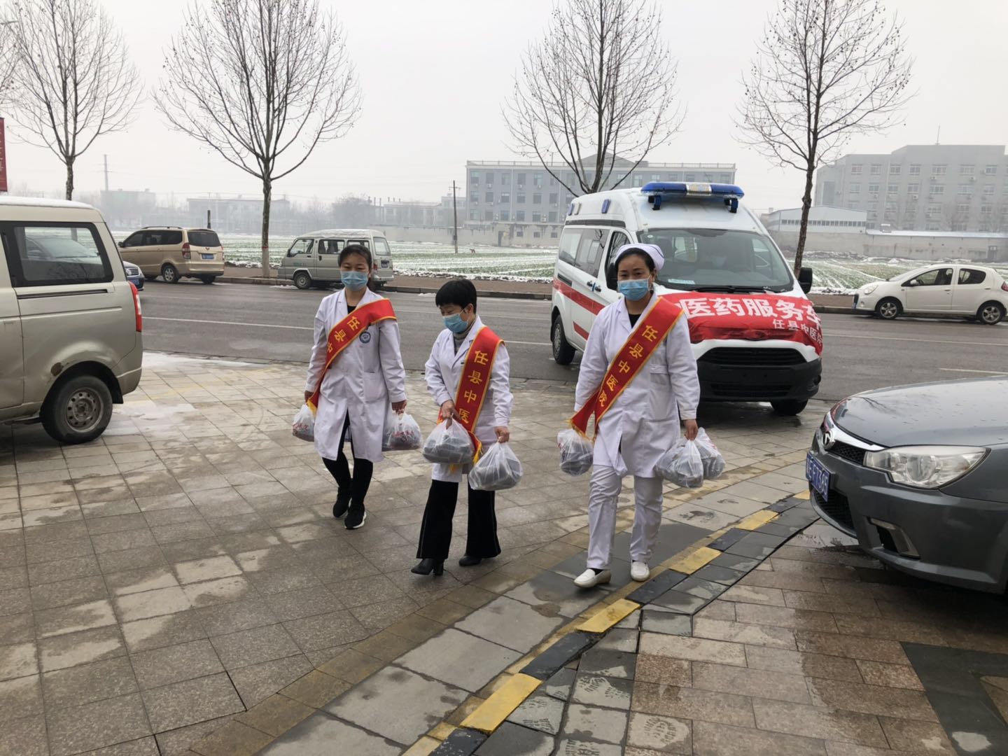 任县中医院为物业赠送爱心中药