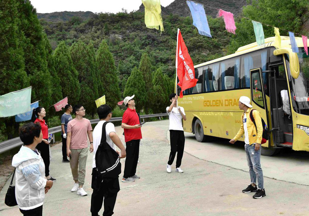哲学践行谱新篇  红旗飘上太子岩