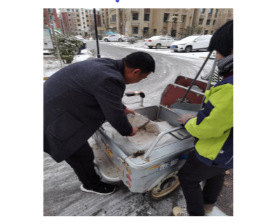 大雪如约而至 物业扫雪暖人心